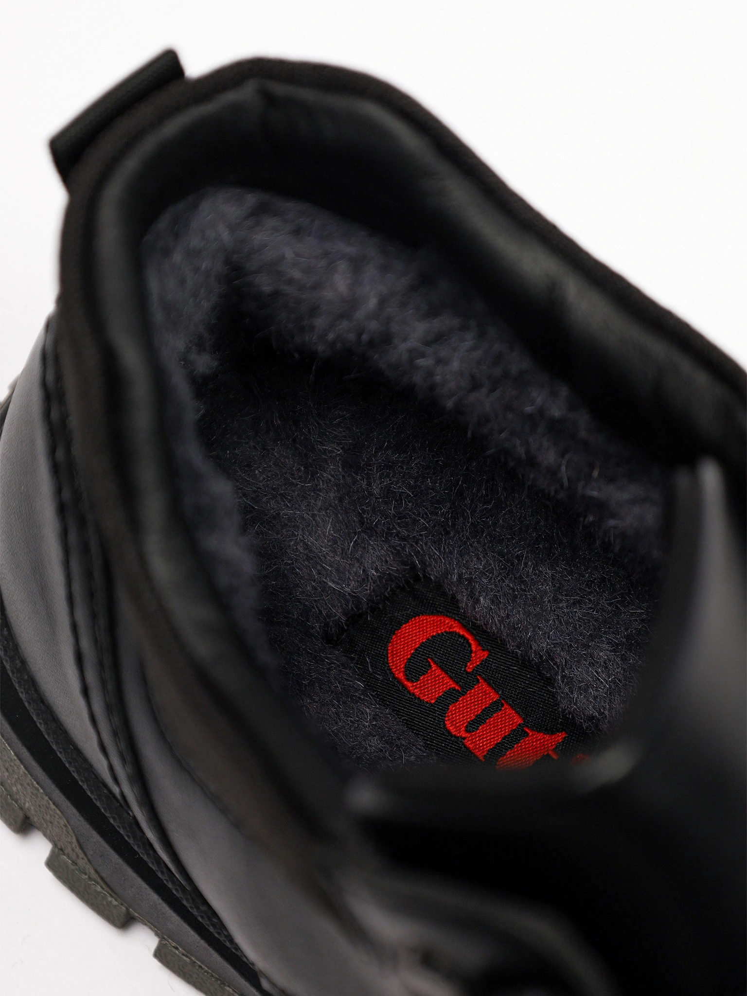 Ботинки черного цвета на низкой рельефной подошве